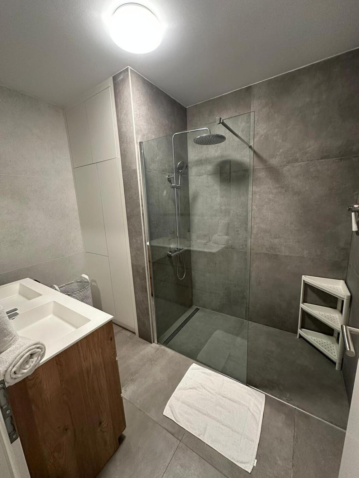 Apartment Bright 2 Bedrooms Flat W Parking&balcony-fent1 *